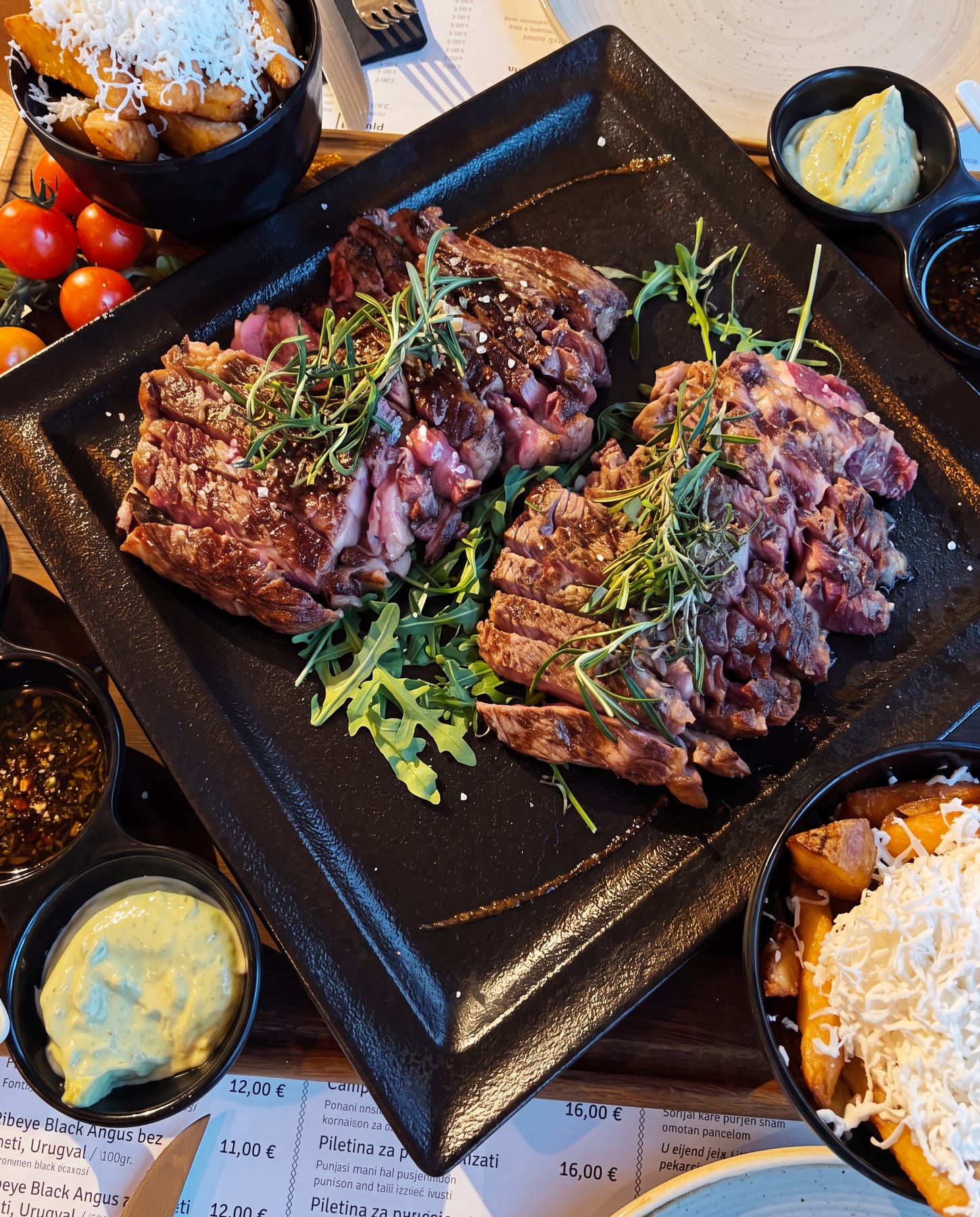 Narezani steak s krumpirom i umacima u Grill baru Campo