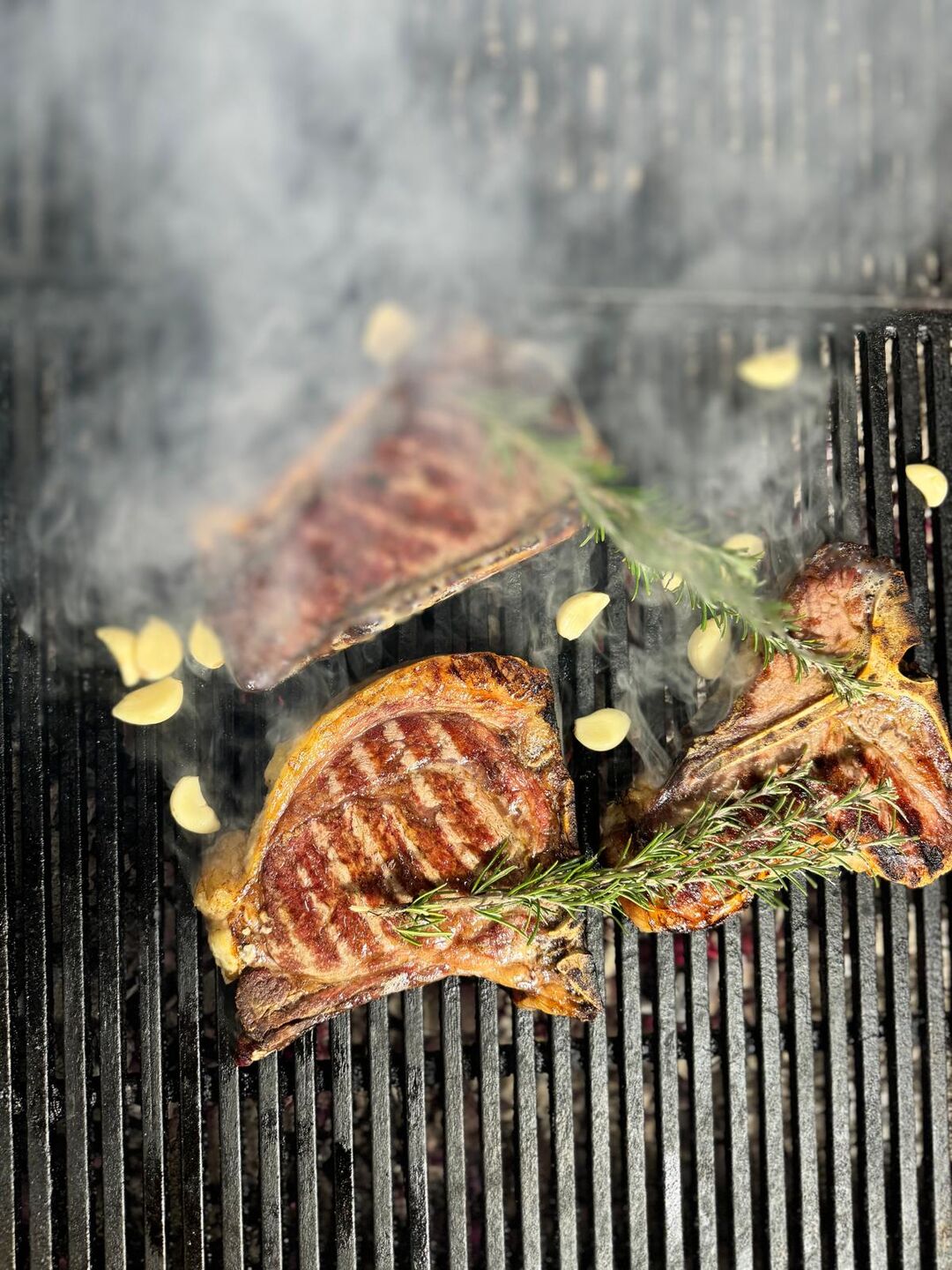 T-bone odresci na roštilju s ružmarinom, češnjakom i dimom