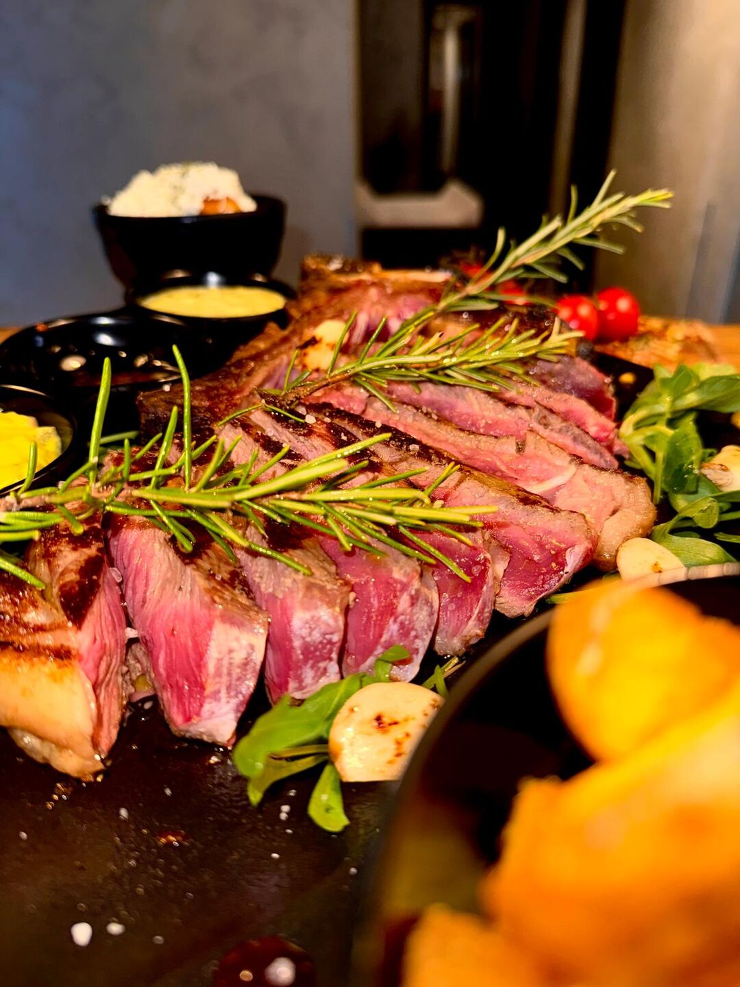 Narezani T-bone odrezak s ružmarinom, češnjakom i krumpirom