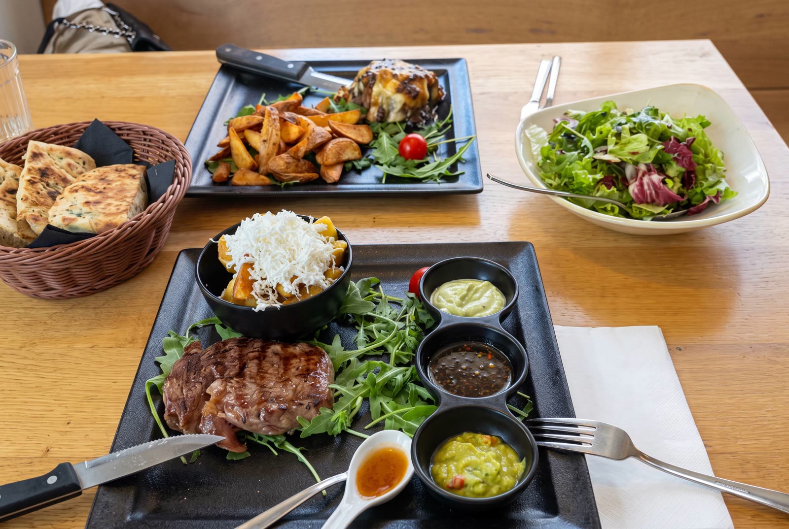 Campo stol sa steakovima i salatama
