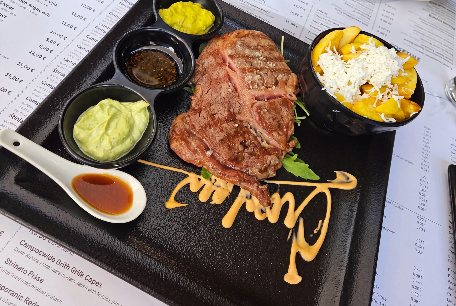 Steak s roštilja, umacima i prilogom