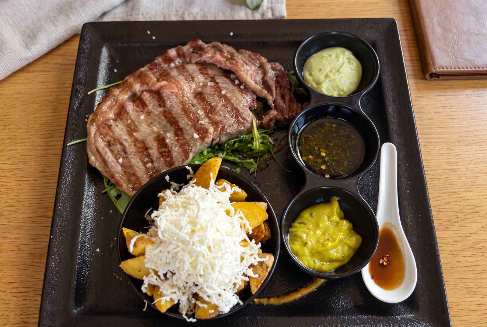Steak s roštilja, svježim prilogom i umacima